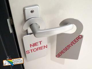 Aluminium of aluminium met een RVS look deurhanger, met gegraveerde tekst bv NIET STOREN of uw eigen tekst.